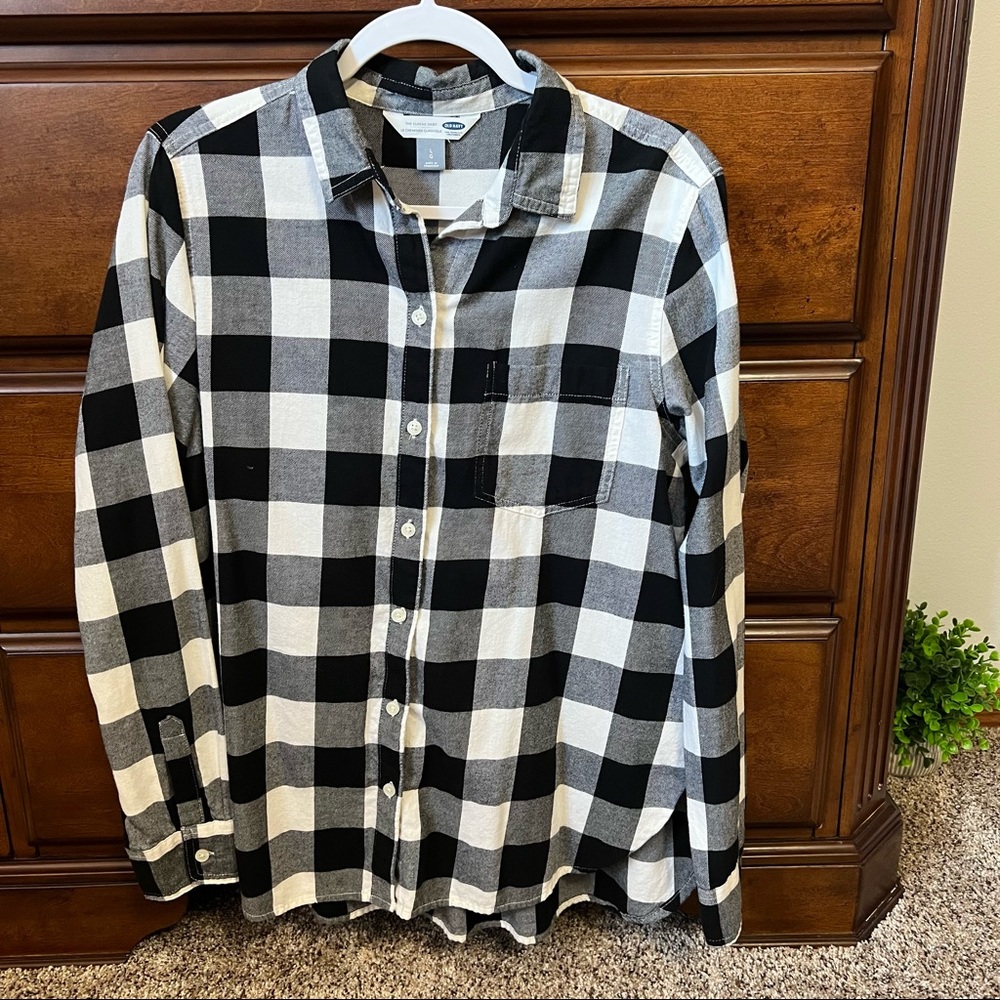 Old Navy Women’s White and Black Plaid Button Down Shirt